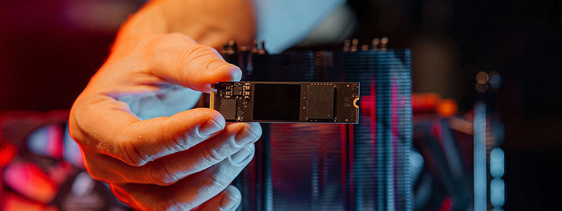 Vida útil e Taxas de Falha (AFR): A análise técnica entre SSDs e HDDs.