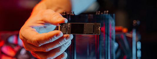 Vida útil e Taxas de Falha (AFR): A análise técnica entre SSDs e HDDs.